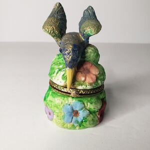 Vintage Trinket box container made of ceramic with hummingbird figurine 122